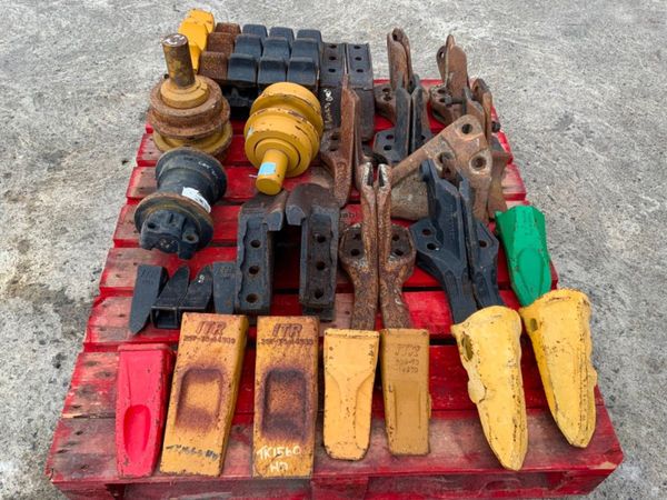BUCKET TEETH / DOZER SPROCKET & ROLLERS. 315254773