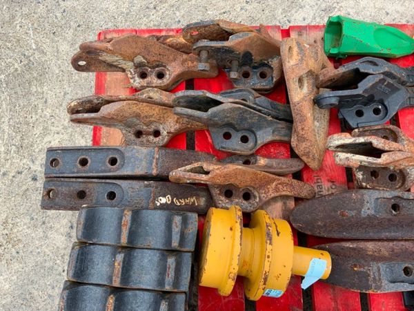 BUCKET TEETH / DOZER SPROCKET & ROLLERS. 315254781