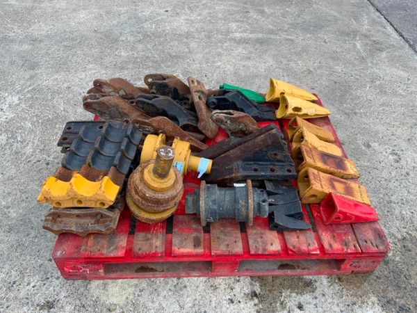BUCKET TEETH / DOZER SPROCKET & ROLLERS. 315254782