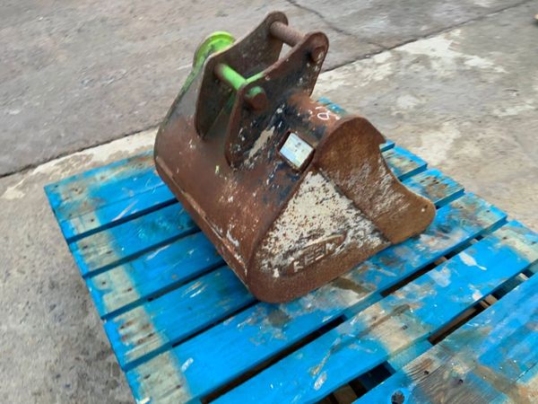 18" MINI DIGGER BUCKET......30mm PINS.........18C 315428865