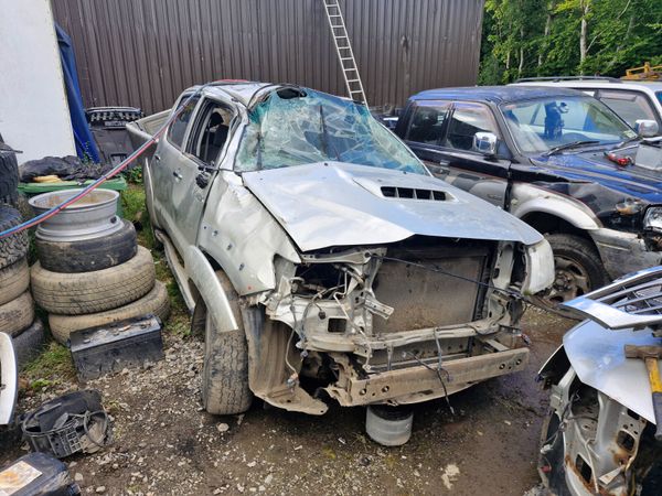 Toyota hilux 05 to 16 breaking for parts 317559354