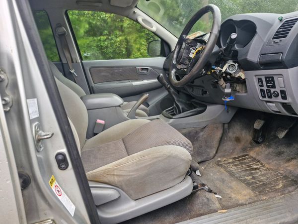 Toyota hilux 05 to 16 breaking for parts 317559407