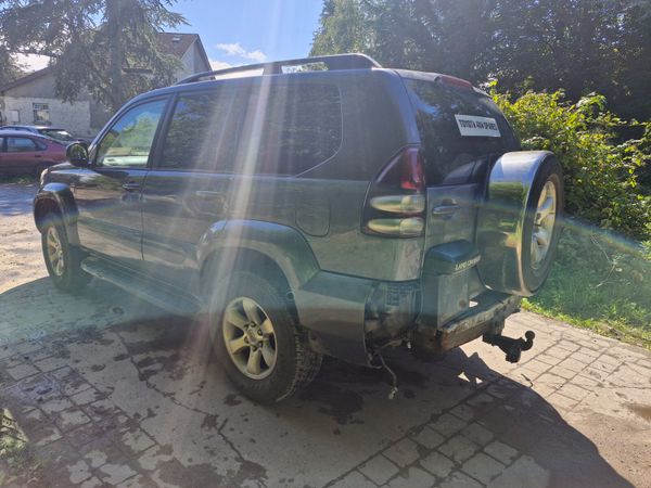 Toyota landcruiser 03 to 10 breaking for parts 317600385