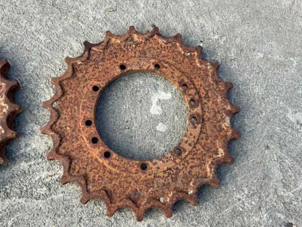 3 TONNE MINI DIGGER DRIVE SPROCKETS. 318202790
