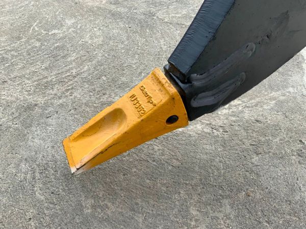 RIPPER TOOTH.....80mm PINS..... 20 TON.....898. 319102166