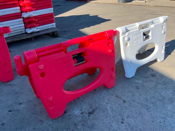 WATER FILLED / FOLDING PEDESTRIAN BARRIERS. 319274508