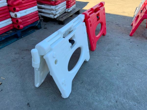 WATER FILLED / FOLDING PEDESTRIAN BARRIERS. 319274509