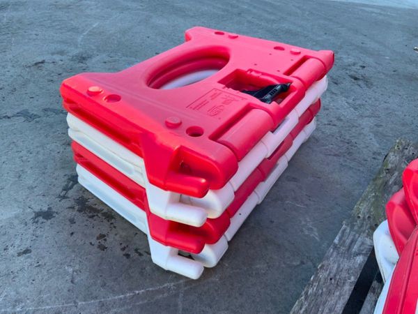 WATER FILLED / FOLDING PEDESTRIAN BARRIERS. 319274502