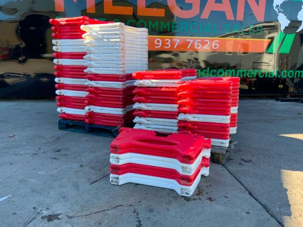 WATER FILLED / FOLDING PEDESTRIAN BARRIERS. 319274503