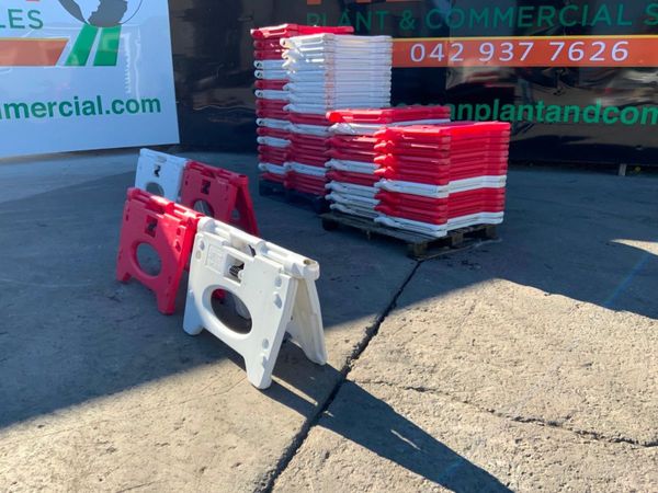 WATER FILLED / FOLDING PEDESTRIAN BARRIERS. 319274517