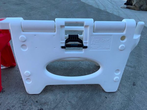 WATER FILLED / FOLDING PEDESTRIAN BARRIERS. 319274512