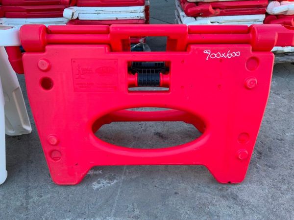 WATER FILLED / FOLDING PEDESTRIAN BARRIERS. 319274513