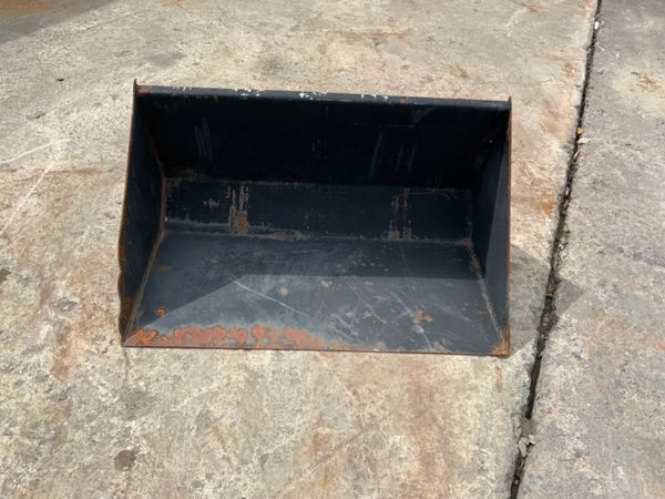900mm COMPACT LOADER FRONT BUCKET.......601. 310830792