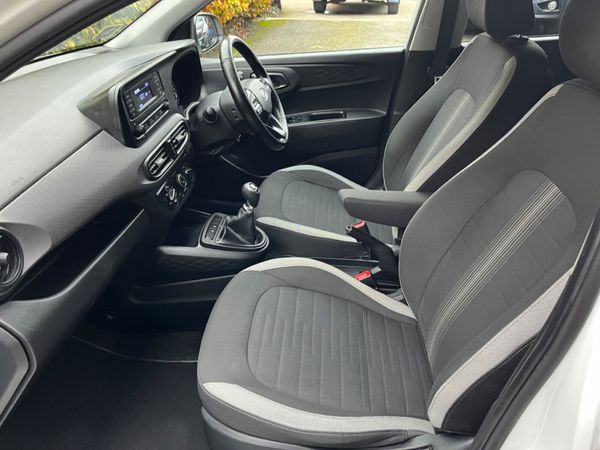 Hyundai i10 Deluxe 324763851