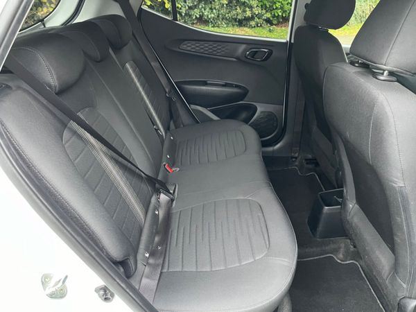 Hyundai i10 Deluxe 324763863