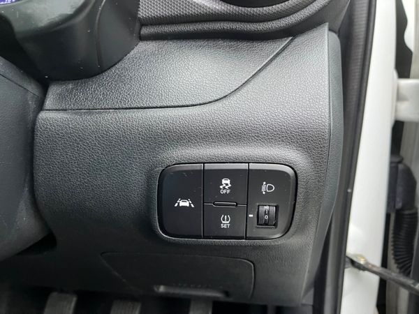 Hyundai i10 Deluxe 324763872