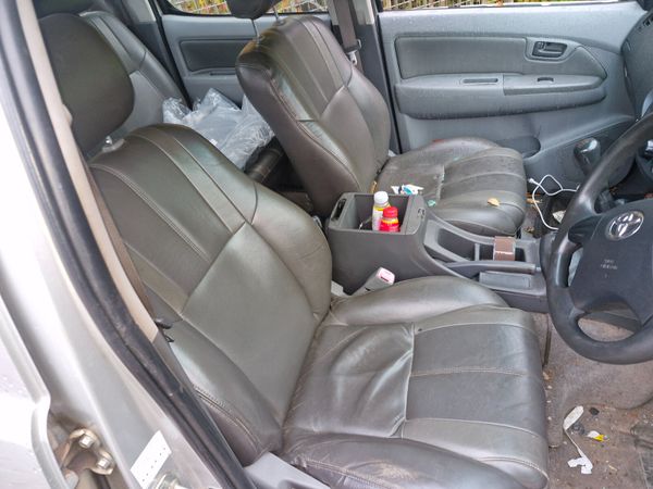 Toyota hilux 05 to 16 breaking for parts 324967785