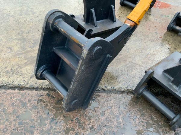 UNUSED 13 TONNE RIPPER TOOTH.....65mm PINS....... 327986157