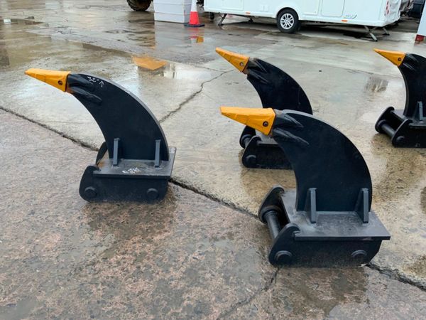 UNUSED 13 TONNE RIPPER TOOTH.....65mm PINS....... 327986165