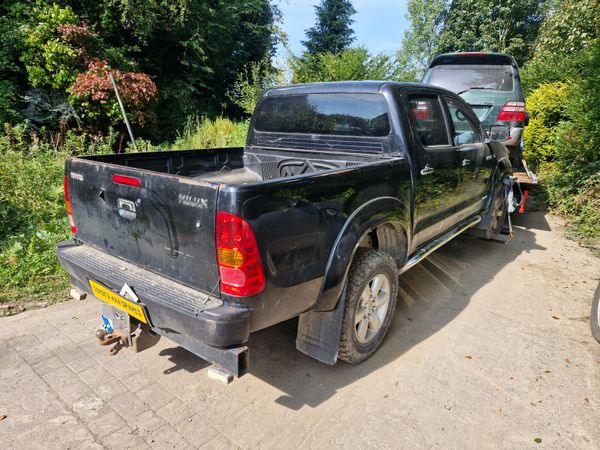 Toyota hilux 2011 breaking for parts 320400886