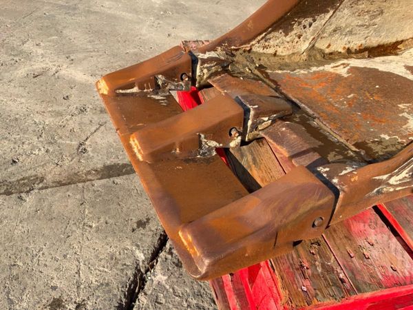 24" DIGGING BUCKET...80mm PINS.......1394T 321336056