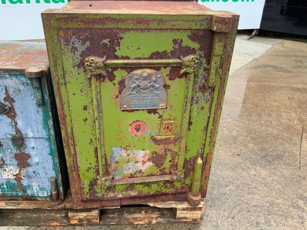 CAST IRON 'JOHN PORT' ANTIQUE SAFE...CHOICE.. 321461638