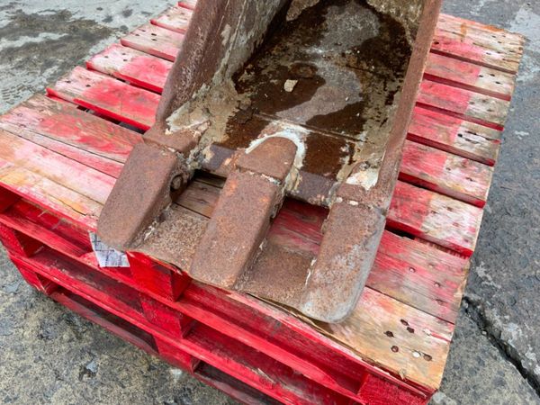 18" MILLAR SCOOP BUCKET......65mm PINS....190. 321800389