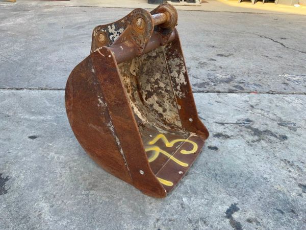 24" DIGGING BUCKET.........45mm PINS.....193. 321815955