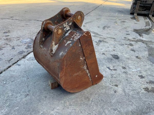 24" DIGGING BUCKET.........45mm PINS.....193. 321815956