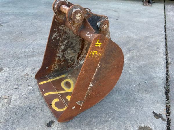 24" DIGGING BUCKET.........45mm PINS.....193. 321815950