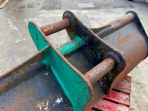 72" GRADING BUCKET...65mm PINS........191w. 322079060