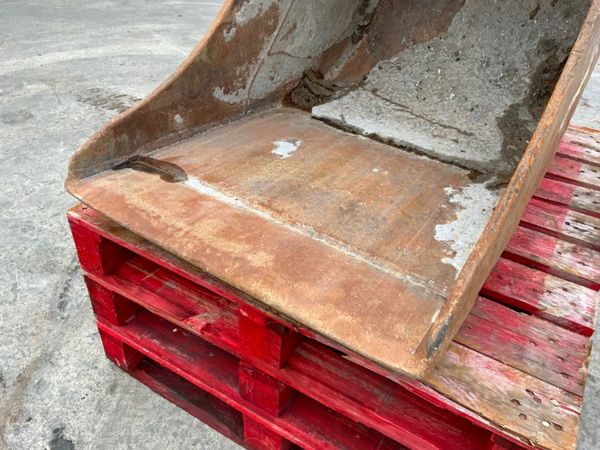 30" BMC DIGGING BUCKET.....60mm PINS.......187w. 322335072