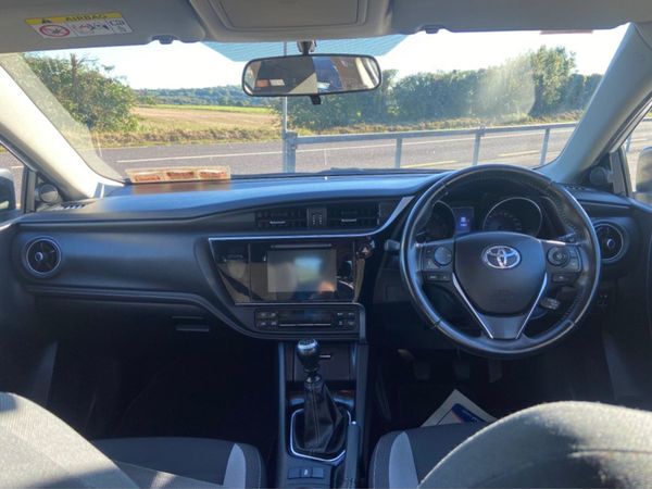 Toyota Auris 1.4 D-4d Luna 4DR 322342101