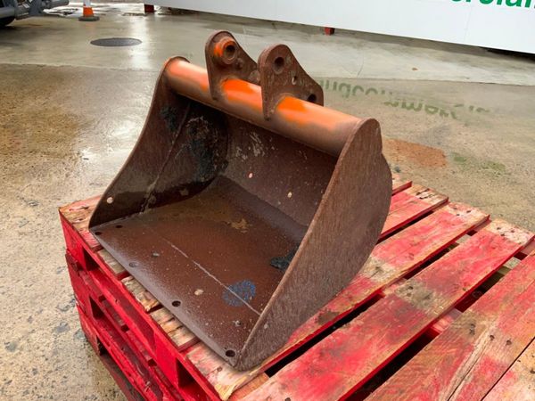 24"  MINI DIGGER BUCKET......30mm PINS........261v 323100664