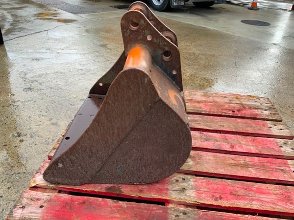 24"  MINI DIGGER BUCKET......30mm PINS........261v 323100665