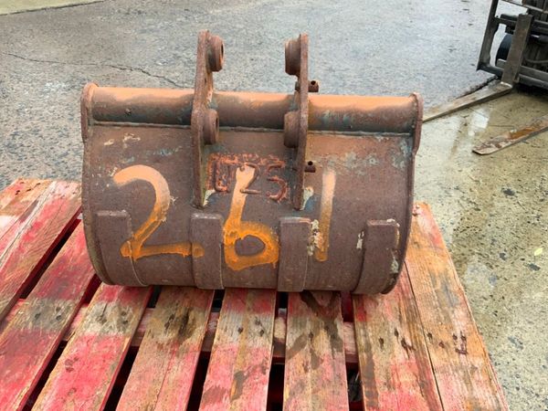 24"  MINI DIGGER BUCKET......30mm PINS........261v 323100667