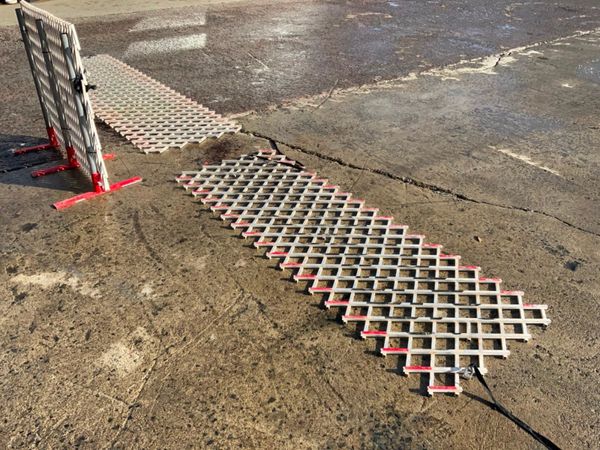 SAFETY TRELLIS BARRIERS / WALKWAYS.. 323359229
