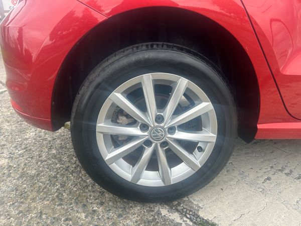 Volkswagen polo 2015 Automatic 323713687