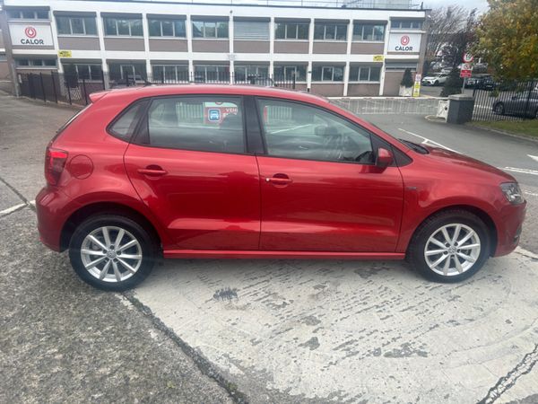 Volkswagen polo 2015 Automatic 323713680