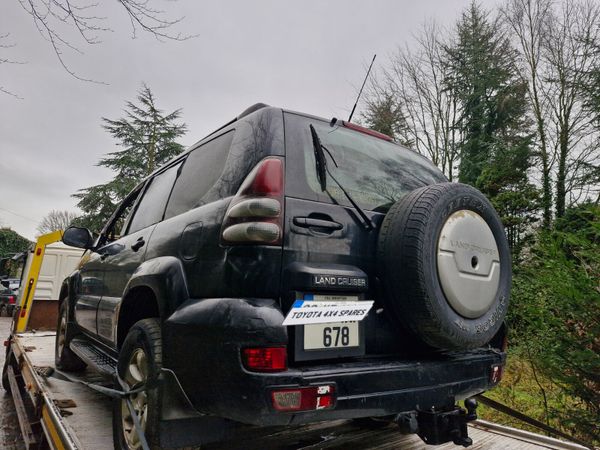 Toyota landcruiser 03 to 10 breaking for parts 334800716