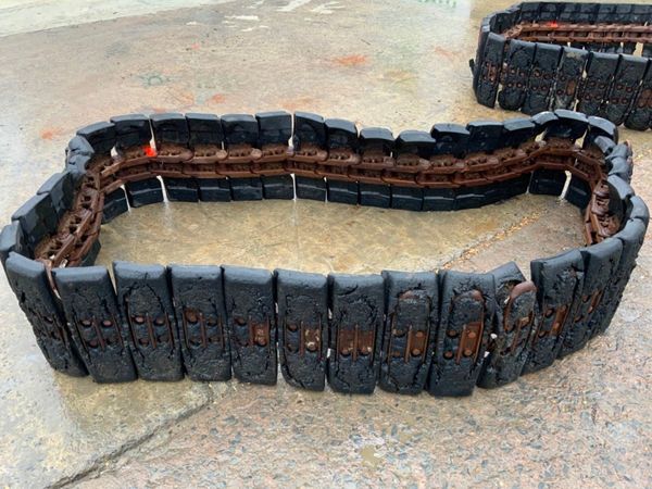 RUBBER PADS / CHAINS....8 TONNE DIGGER. 334975019