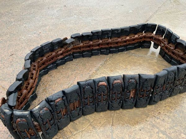 RUBBER PADS / CHAINS....8 TONNE DIGGER. 334975024