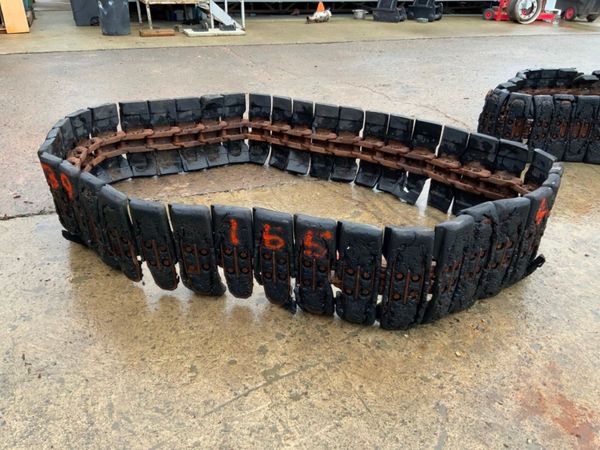 RUBBER PADS / CHAINS....8 TONNE DIGGER. 334975028