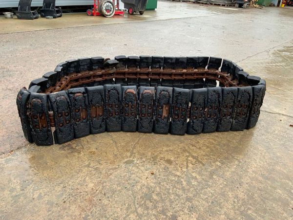 RUBBER PADS / CHAINS....8 TONNE DIGGER. 334975029