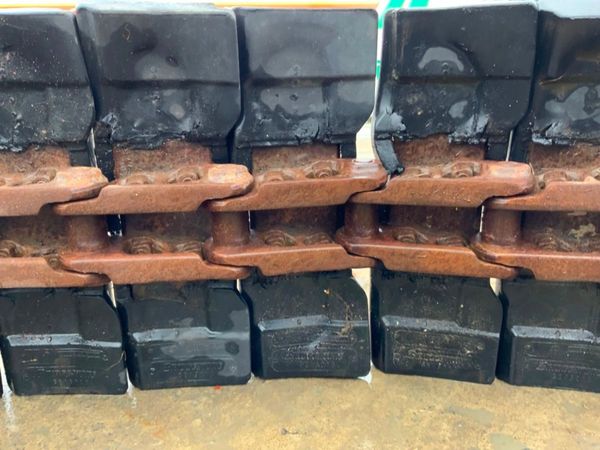 RUBBER PADS / CHAINS....8 TONNE DIGGER. 334975020