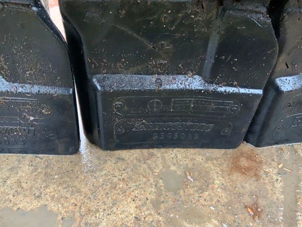 RUBBER PADS / CHAINS....8 TONNE DIGGER. 334975021