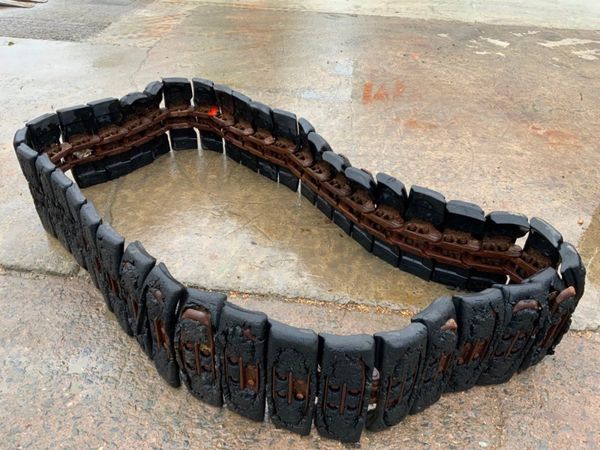RUBBER PADS / CHAINS....8 TONNE DIGGER. 334975022