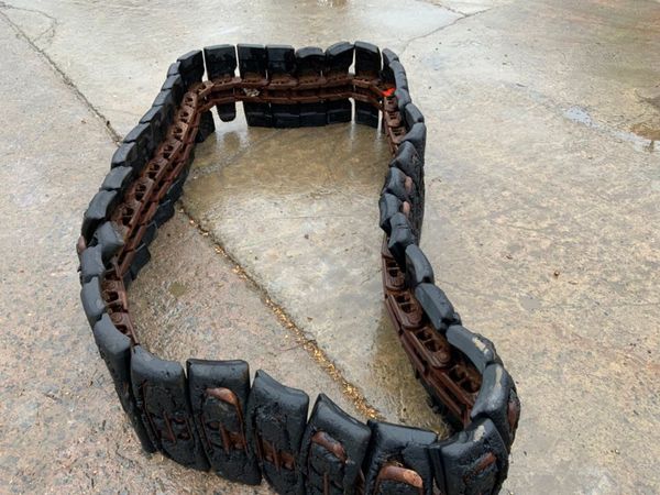 RUBBER PADS / CHAINS....8 TONNE DIGGER. 334975023