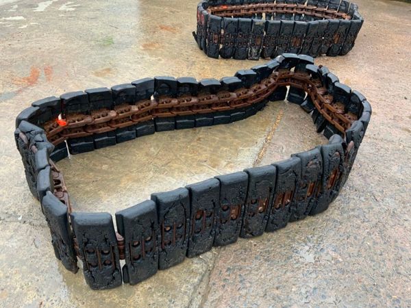 RUBBER PADS / CHAINS....8 TONNE DIGGER. 334975031