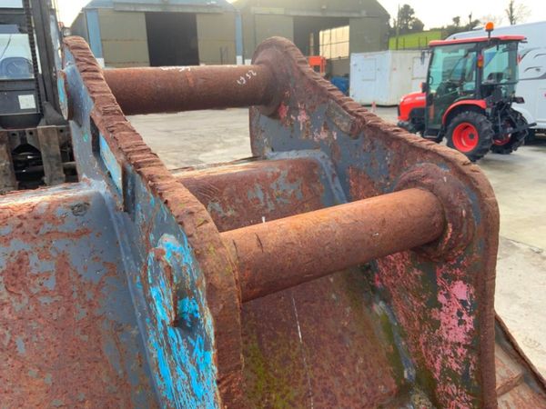 30" HILL DIGGING BUCKET...65mm PINS.....#26. 337186025